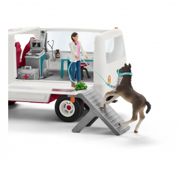 Ветеринарный фургон с жеребенком